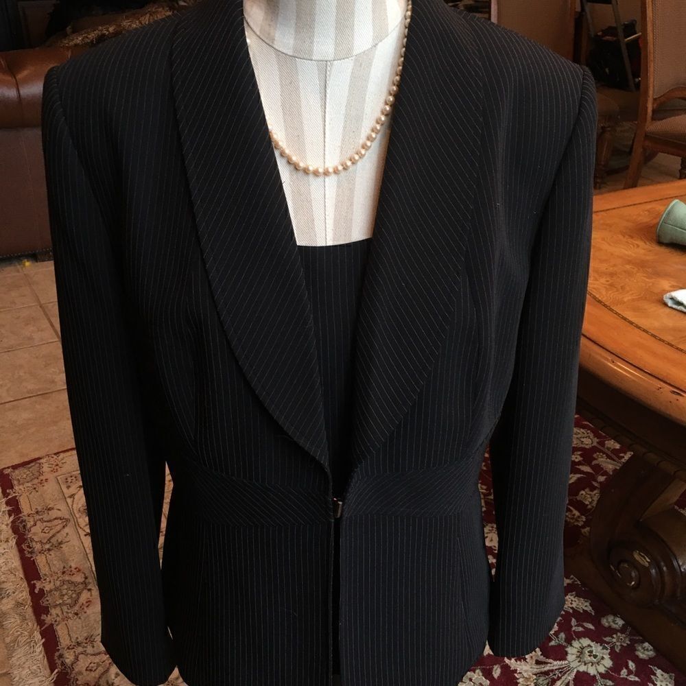 TAHARI 3 pc Single Pinstripe Suit - a Beauty!